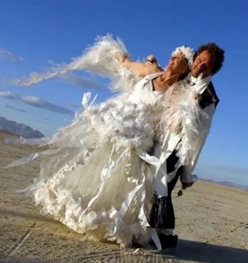 poszarpana suknia ślubna